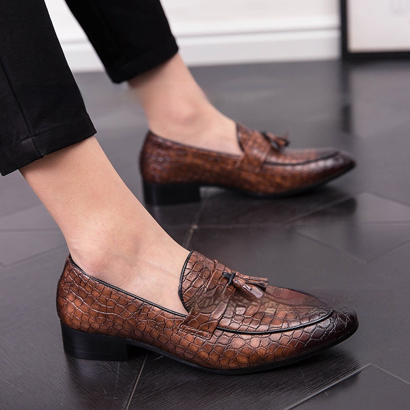Zapatos de hombre elegantes de cuero transpirable con puntera puntiaguda y borlas