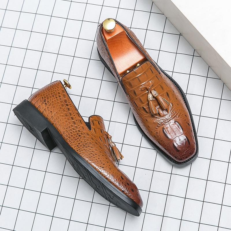 Zapatos de cuero con borlas y relieve de cocodrilo estilo coreano para hombre