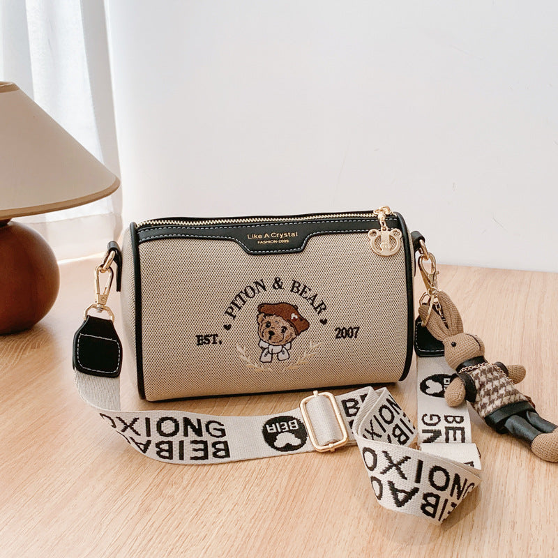 Bolso bandolera de hombro urbano minimalista, elegante, informal y para mujer. Un bolso estilo almohada retro clásico.