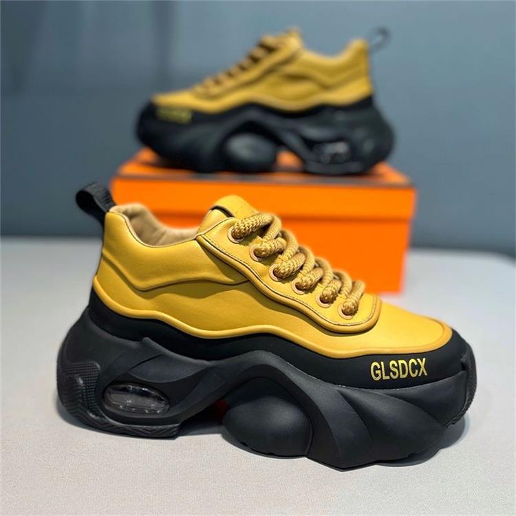Zapatos masculinos de plataforma deportivos y de ocio con superficie de cuero