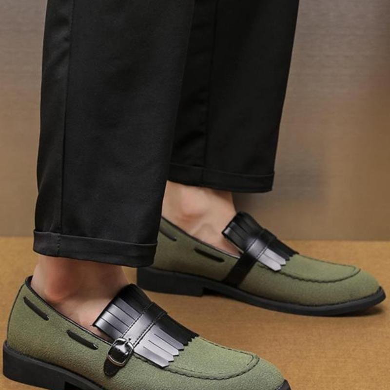 Zapatos mocasines de color liso para hombre con borlas