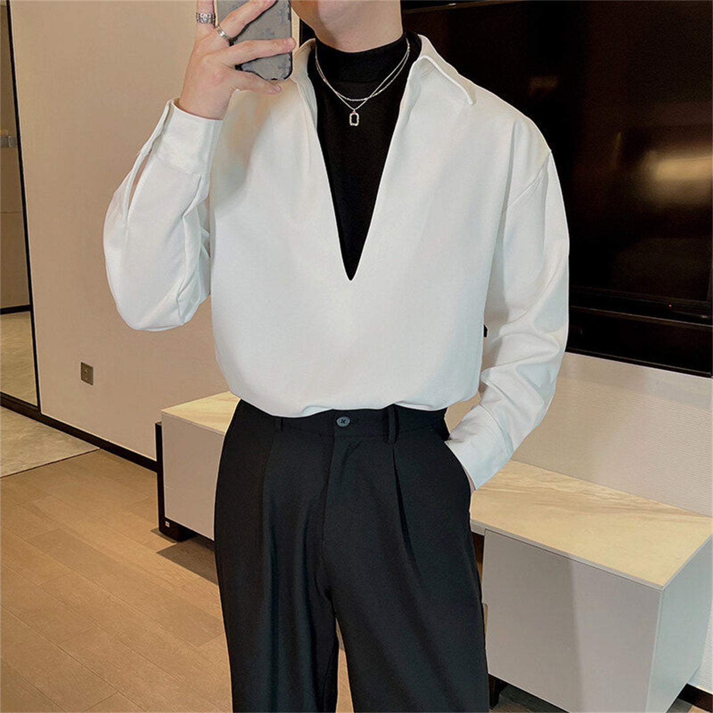 Hombre Guapo con Camisa de Manga Larga y Escote Pronunciado
