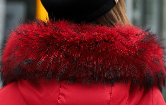 El nuevo abrigo largo de invierno acolchado de algodón para niñas, ajuste delgado, cuello de piel coreano, relleno de plumas, grueso, para mujer.