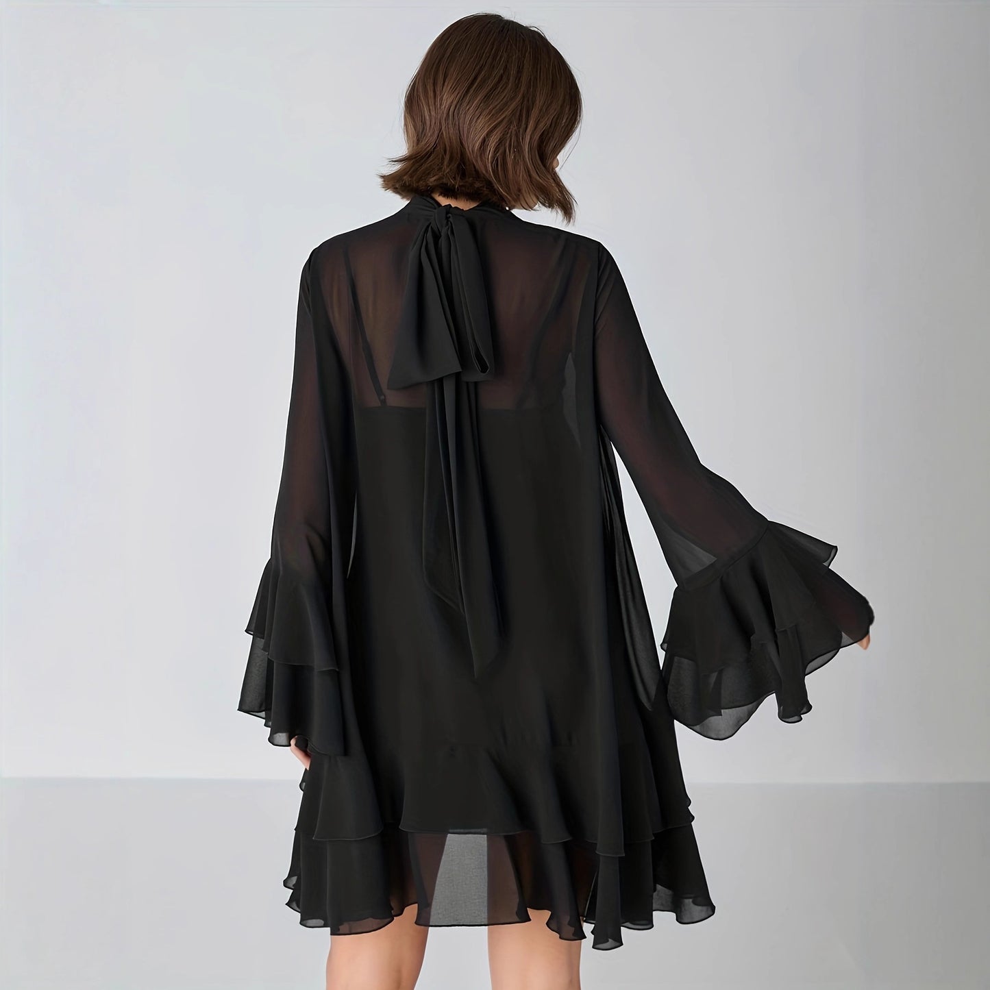 Vestido de gasa con cuello medio alto y mangas acampanadas