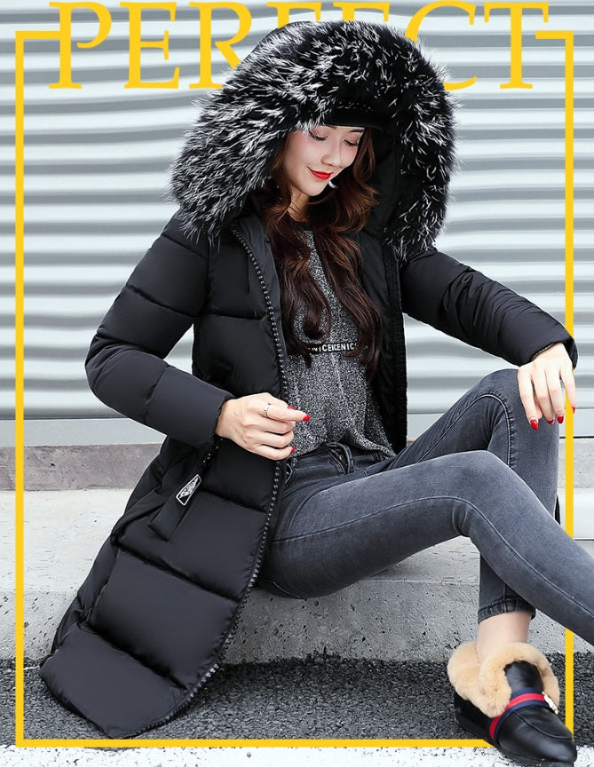 El nuevo abrigo largo de invierno acolchado de algodón para niñas, ajuste delgado, cuello de piel coreano, relleno de plumas, grueso, para mujer.