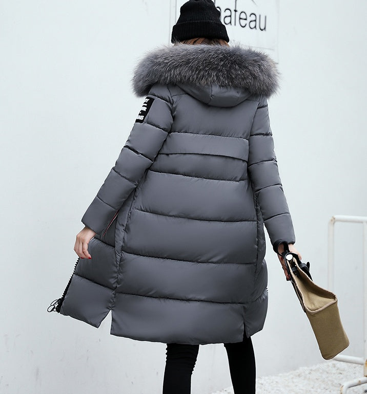 El nuevo abrigo largo de invierno acolchado de algodón para niñas, ajuste delgado, cuello de piel coreano, relleno de plumas, grueso, para mujer.