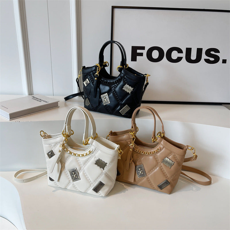 Bolso cruzado de hombro con insignia y patrón de diamantes, rara vez visto
