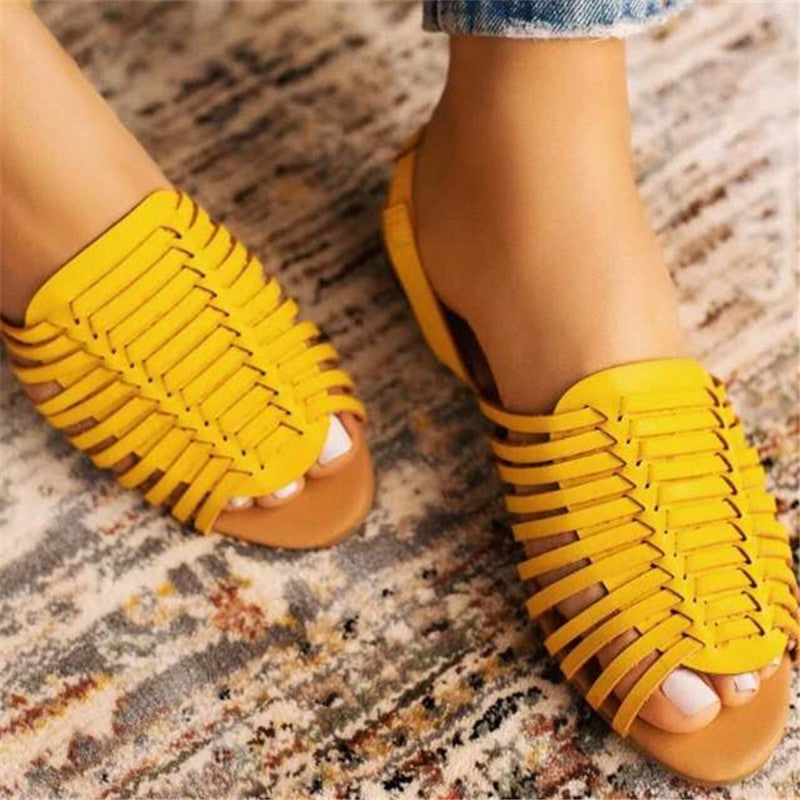 Sandalias planas caladas de espiga
