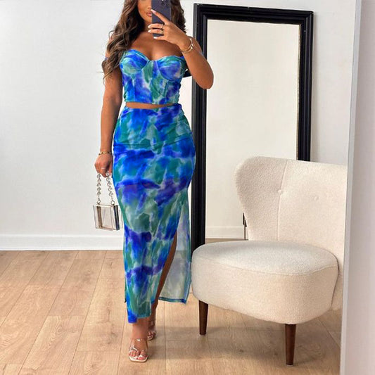 Camisola corta estampada con tirantes y falda maxi tubo ajustada