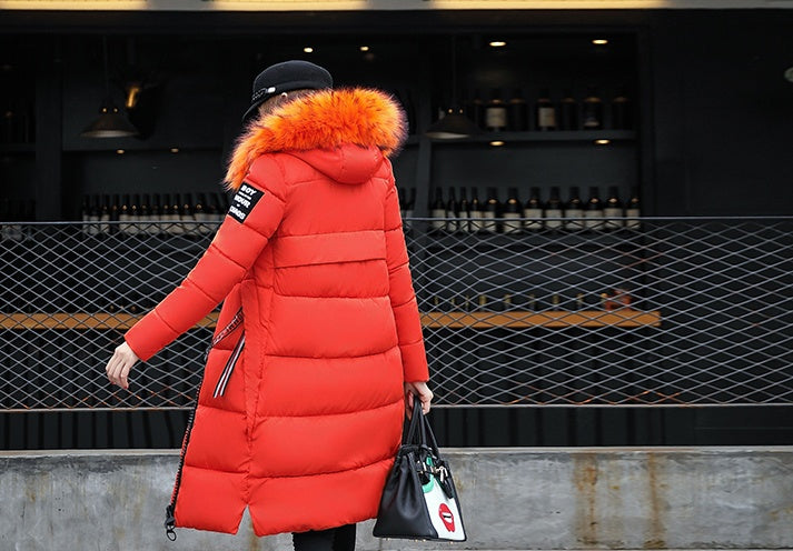 El nuevo abrigo largo de invierno acolchado de algodón para niñas, ajuste delgado, cuello de piel coreano, relleno de plumas, grueso, para mujer.