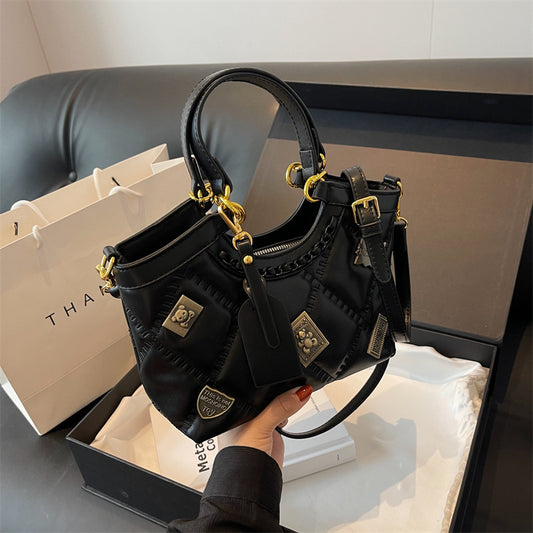 Bolso cruzado de hombro con insignia y patrón de diamantes, rara vez visto
