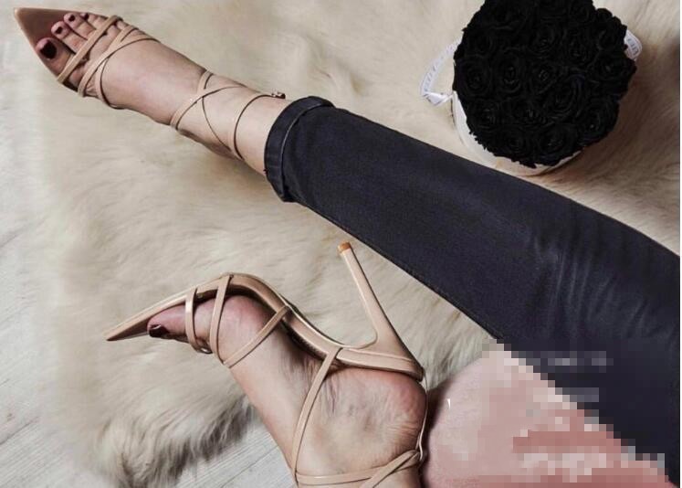 sandalias de tacón con tira de mujer