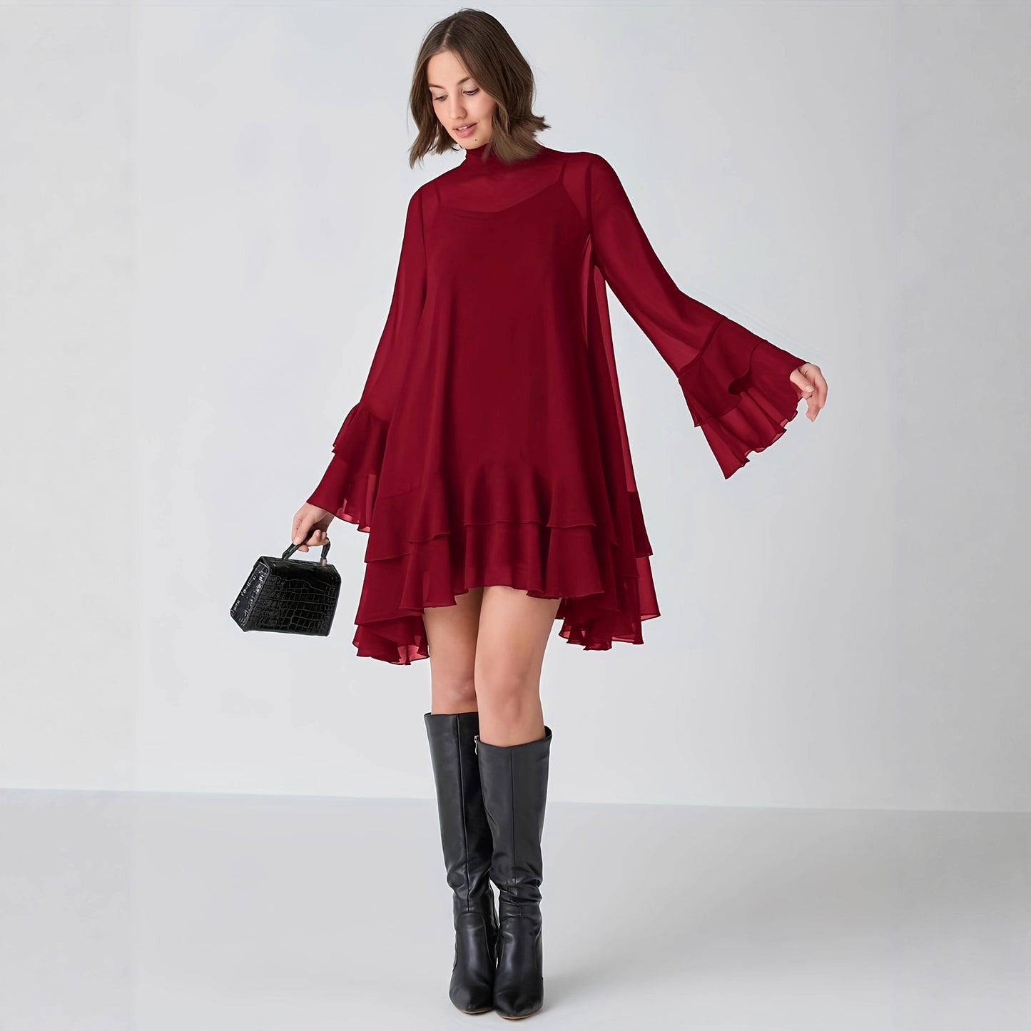 Vestido de gasa con cuello medio alto y mangas acampanadas