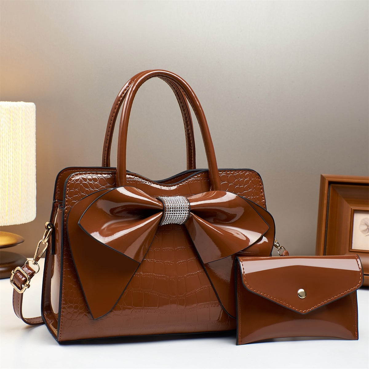 Bolso cubo con lazo y estampado de cocodrilo de charol brillante para llevar cruzado
