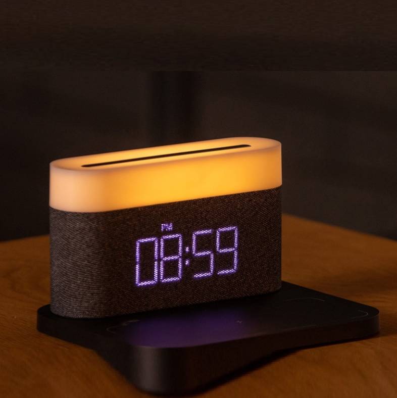 Lámpara de mesa para dormitorio, escritorio, mesita de noche, reloj, cargador inalámbrico de teléfono, cuatro en uno
