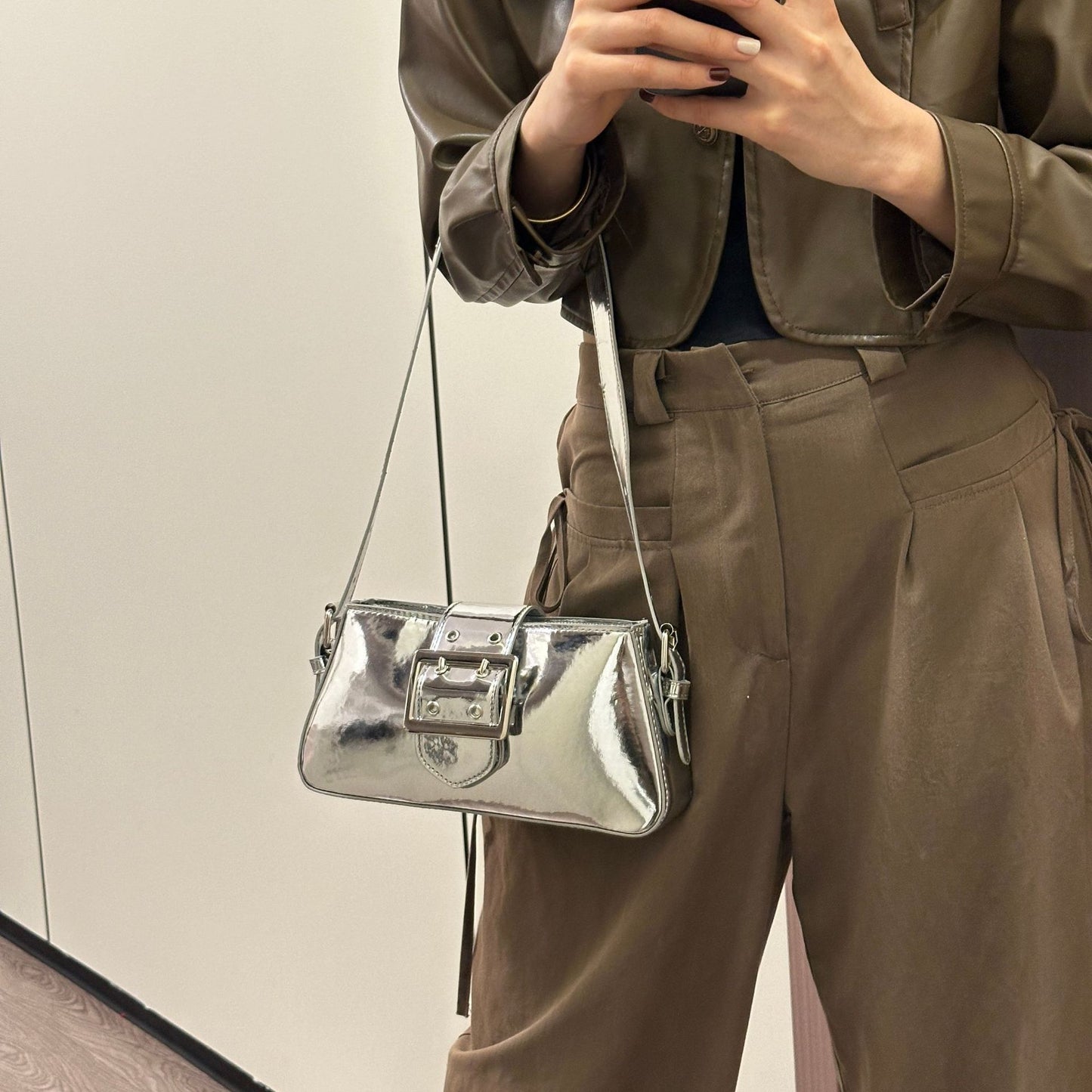 Bolso Chic de Charol Plateado Dulce y Atrevido