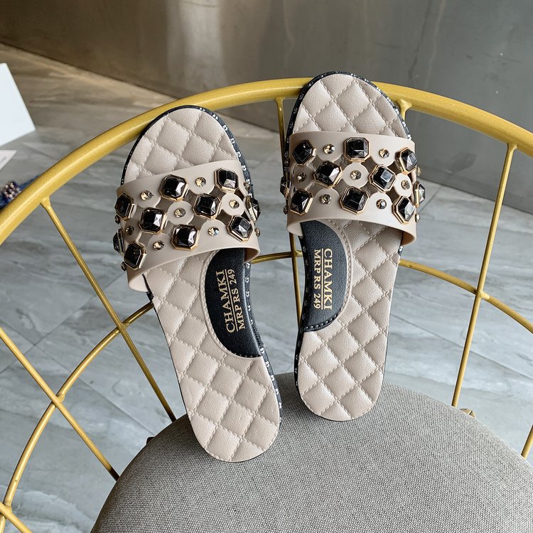 Rivet-shaped flat sandals