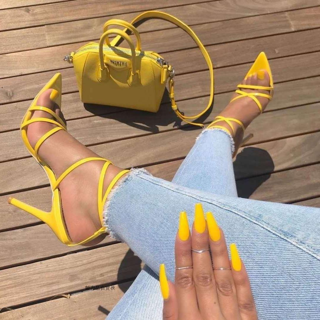sandalias de tacón con tira de mujer