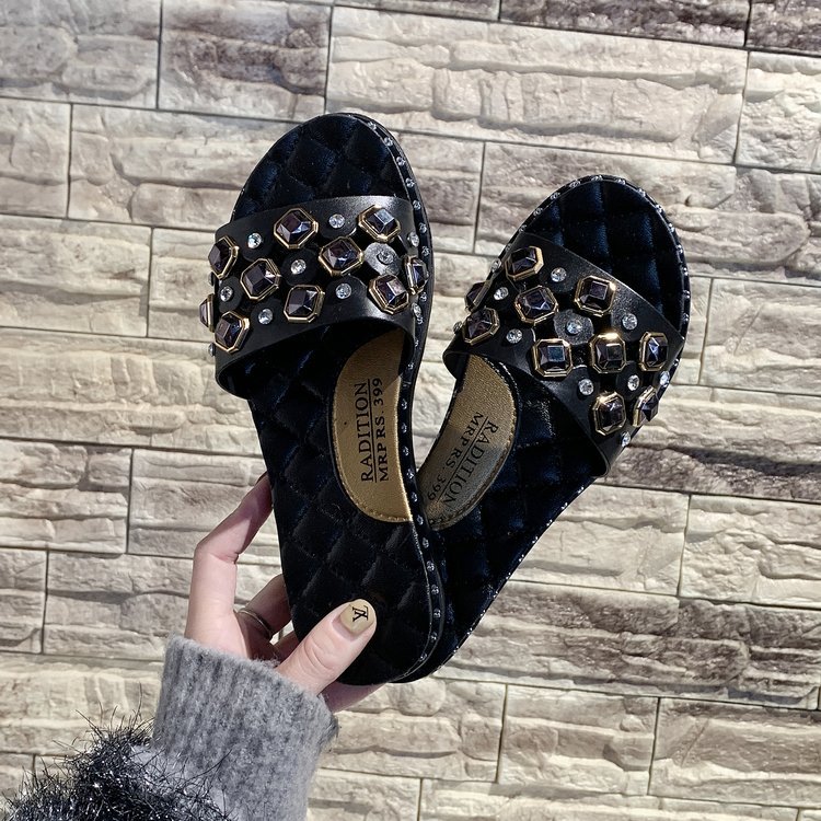 Rivet-shaped flat sandals