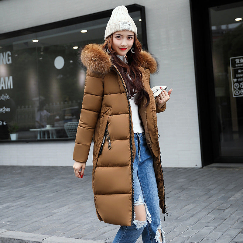 El nuevo abrigo largo de invierno acolchado de algodón para niñas, ajuste delgado, cuello de piel coreano, relleno de plumas, grueso, para mujer.