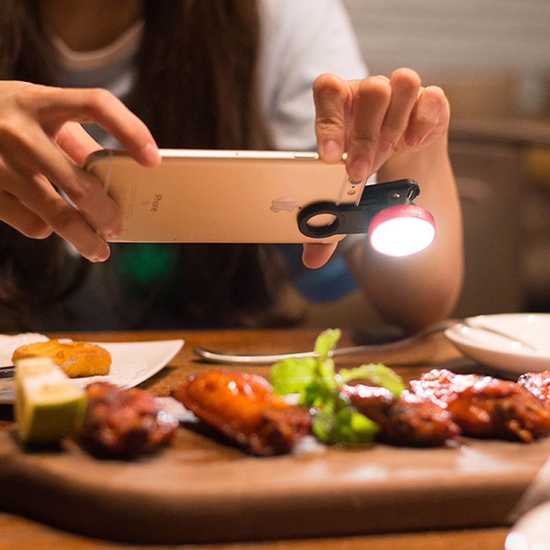 La nueva lente de cámara de teléfono móvil genérica externa, gran angular, luces coloridas en la belleza del artefacto del yo