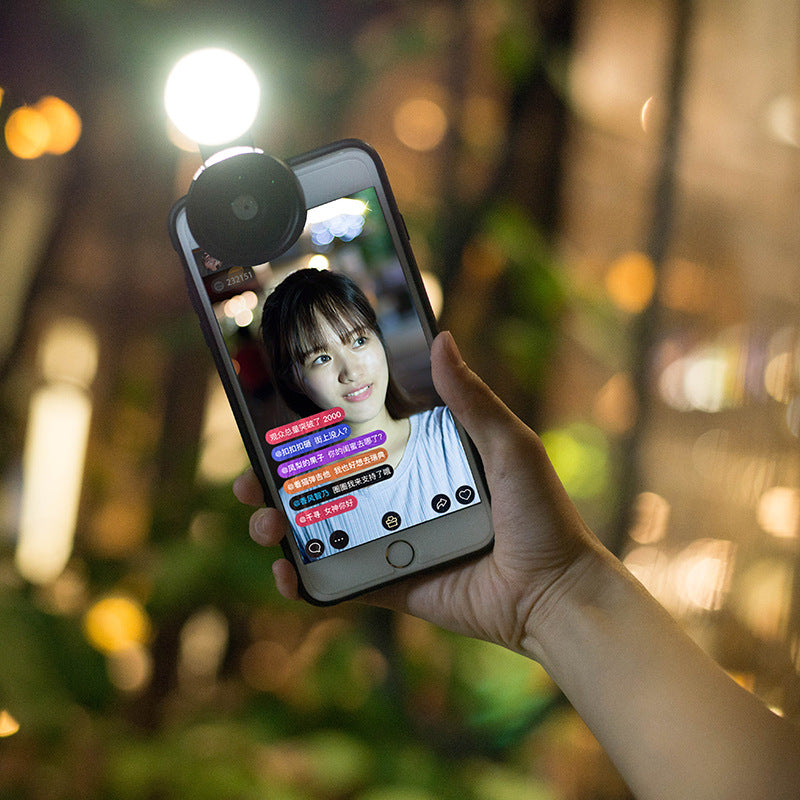 La nueva lente de cámara de teléfono móvil genérica externa, gran angular, luces coloridas en la belleza del artefacto del yo