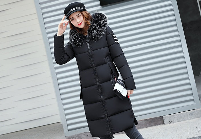 El nuevo abrigo largo de invierno acolchado de algodón para niñas, ajuste delgado, cuello de piel coreano, relleno de plumas, grueso, para mujer.