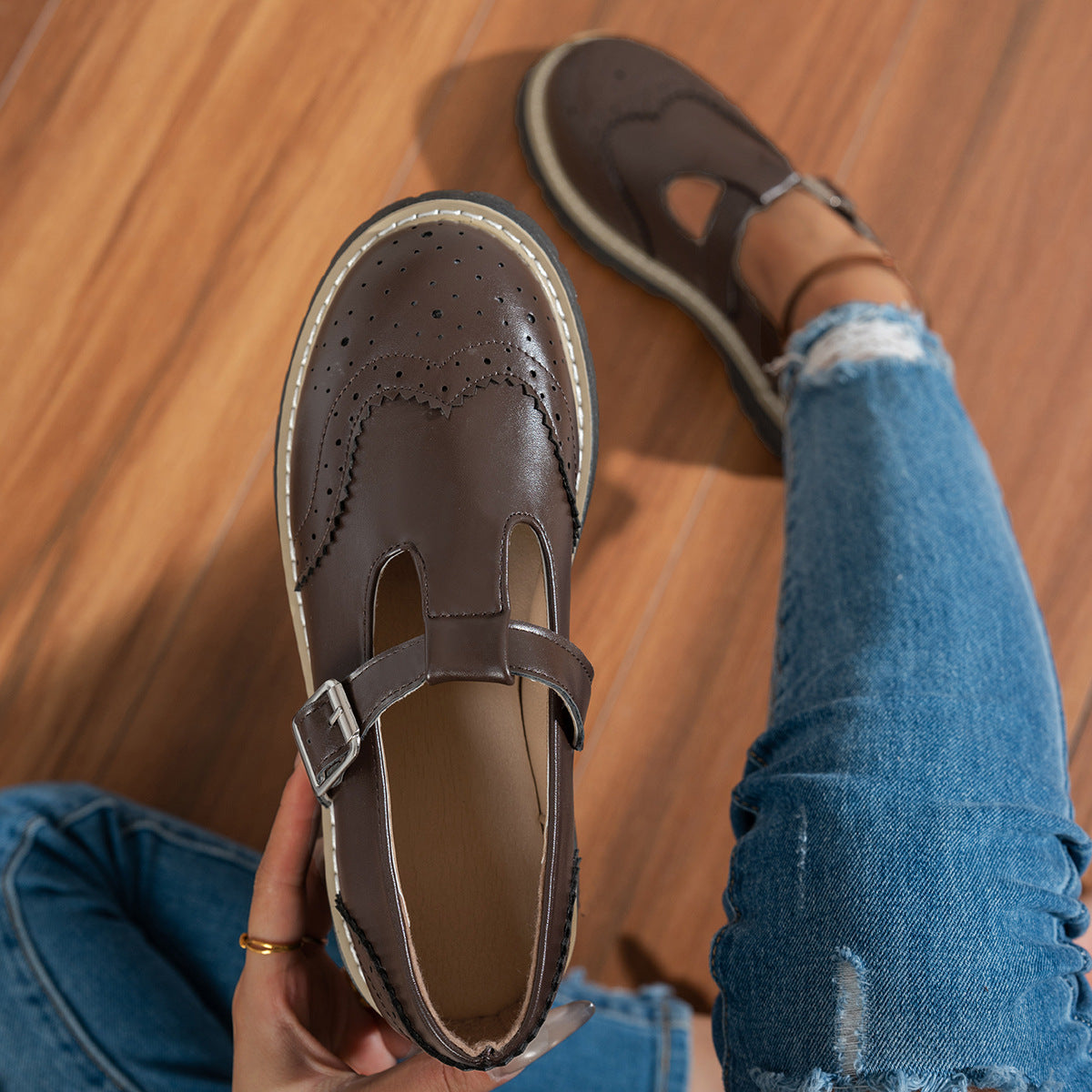Zapatos de tacón con hebilla y calados, estilo retro británico