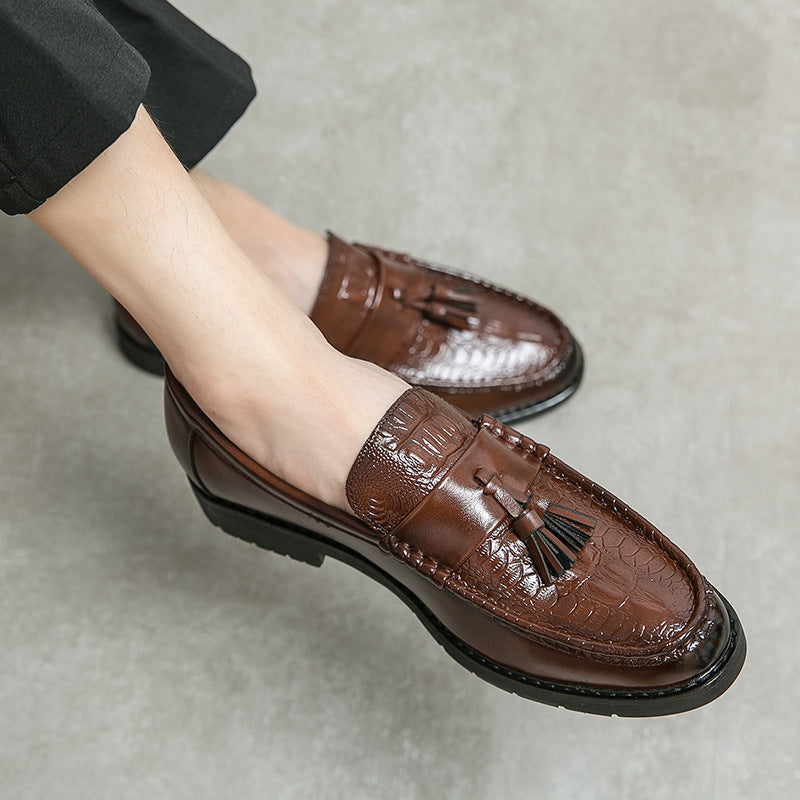 Zapatos casuales de cuero de moda con punta en pico y borlas personalizadas