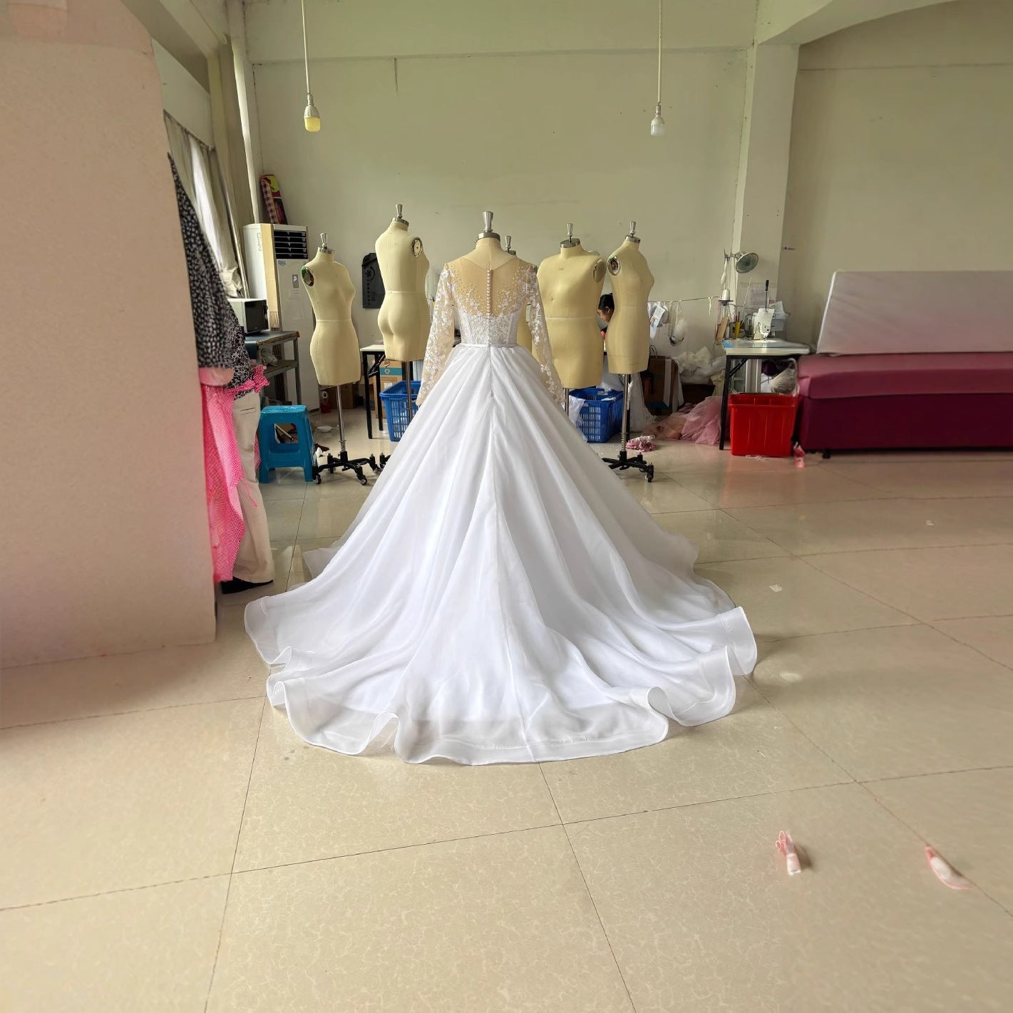 Vestido de novia con mangas largas bordadas y hombros descubiertos