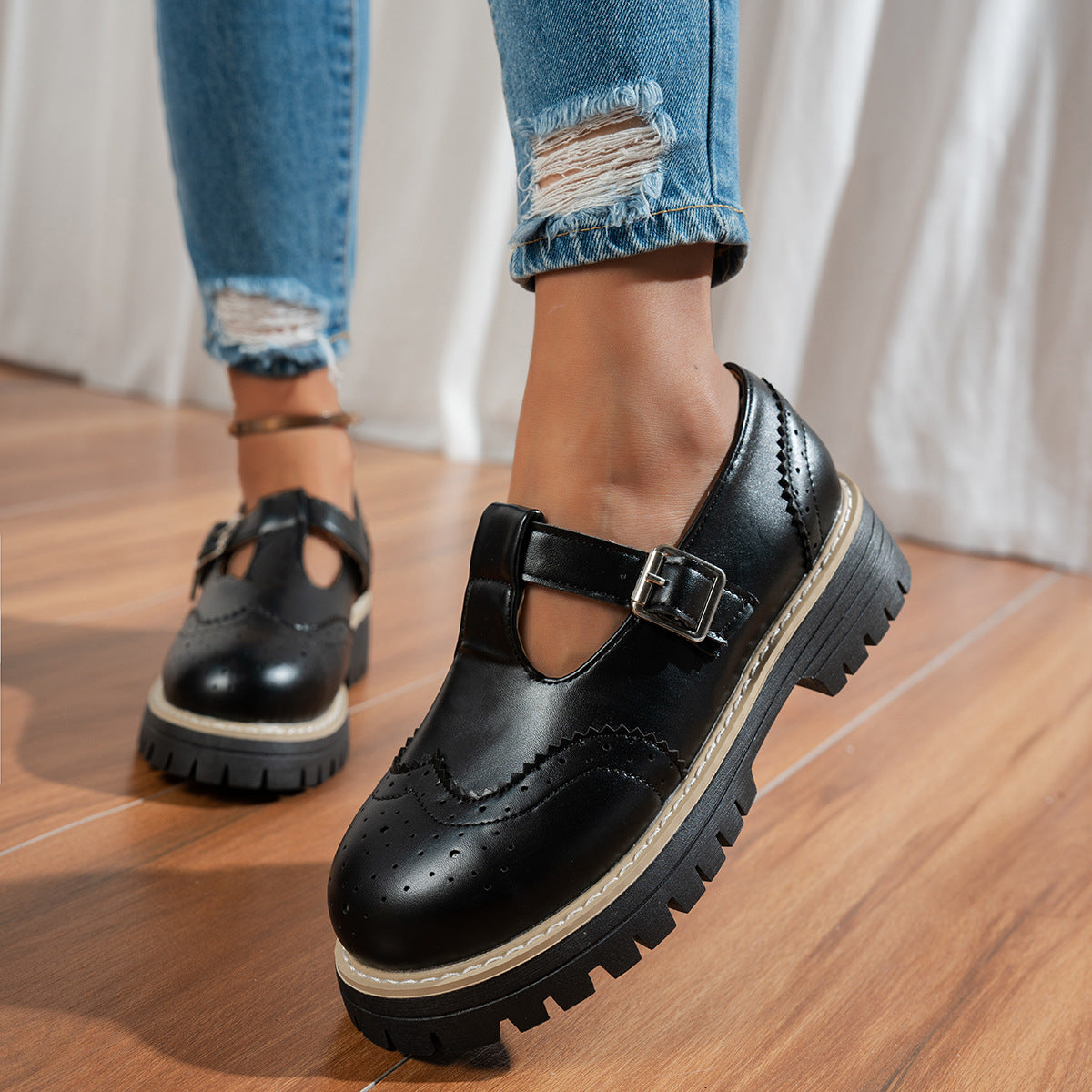 Zapatos de tacón con hebilla y calados, estilo retro británico