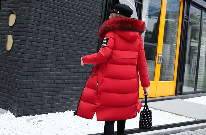 El nuevo abrigo largo de invierno acolchado de algodón para niñas, ajuste delgado, cuello de piel coreano, relleno de plumas, grueso, para mujer.