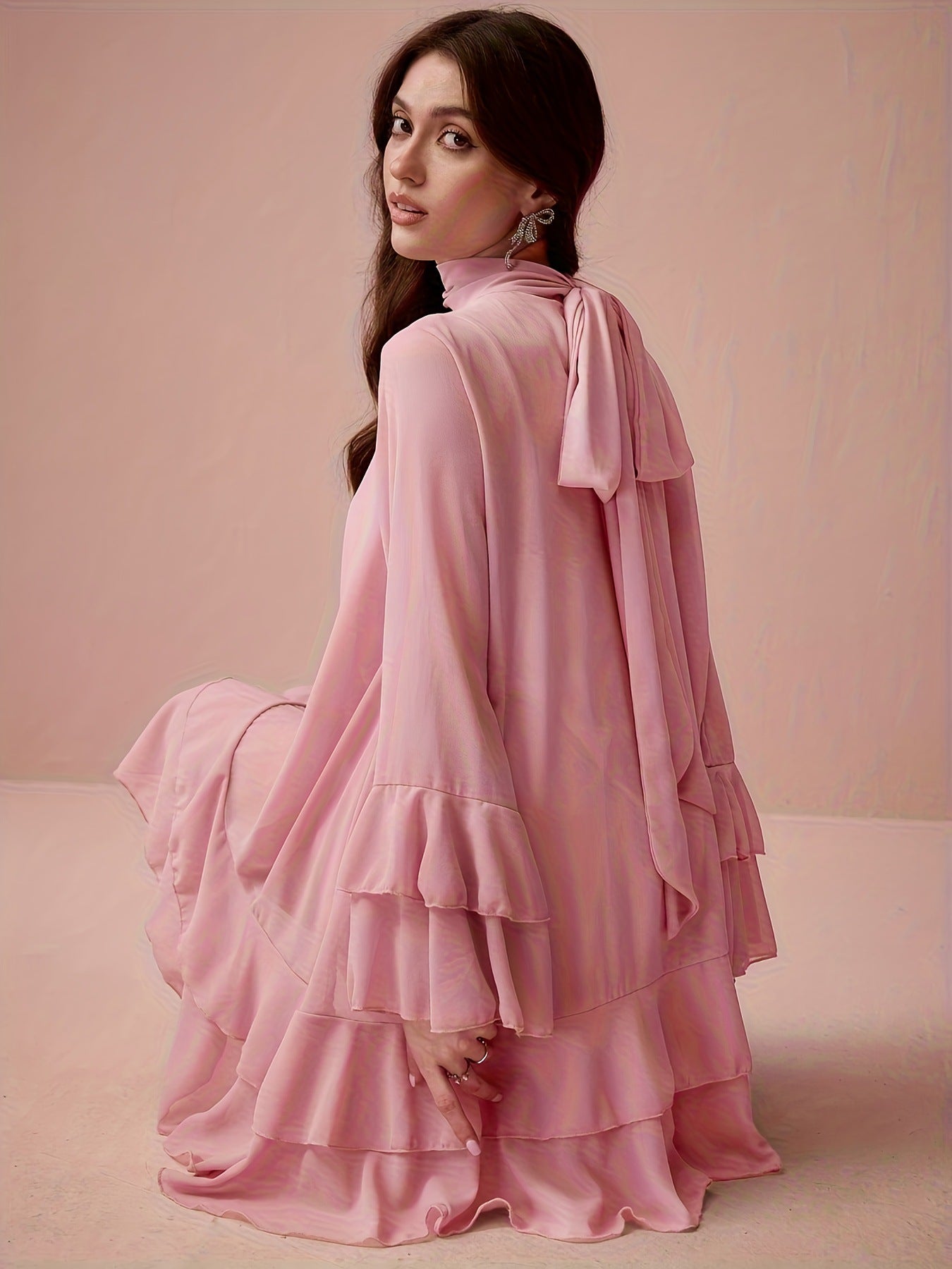 Vestido de gasa con cuello medio alto y mangas acampanadas