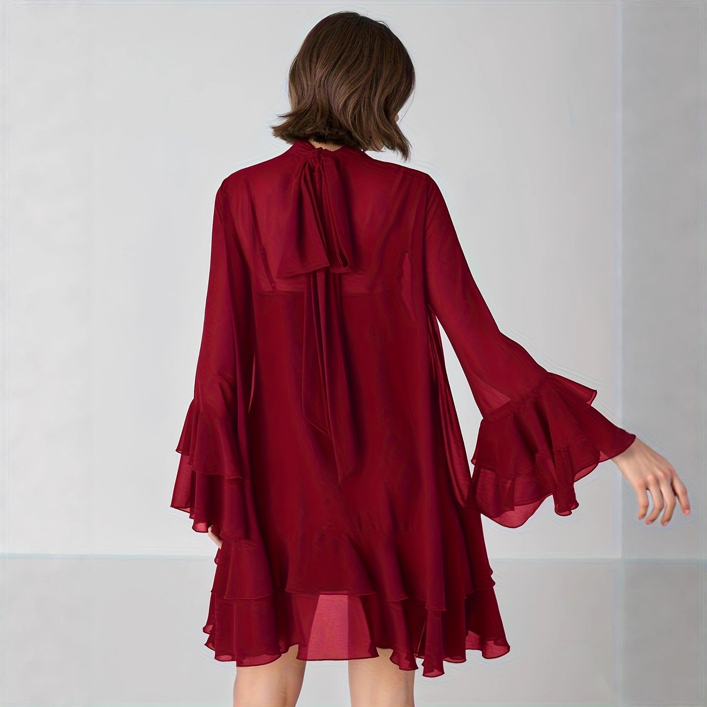 Vestido de gasa con cuello medio alto y mangas acampanadas