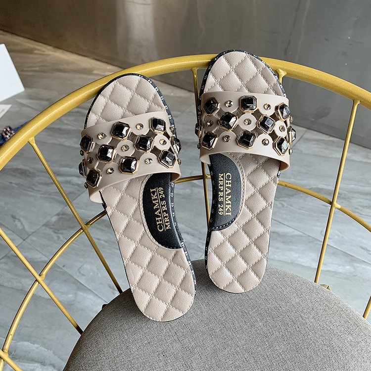 Rivet-shaped flat sandals