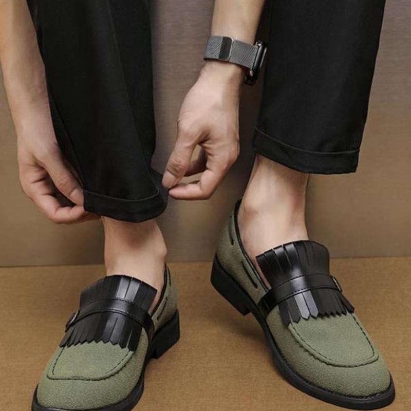Zapatos mocasines de color liso para hombre con borlas