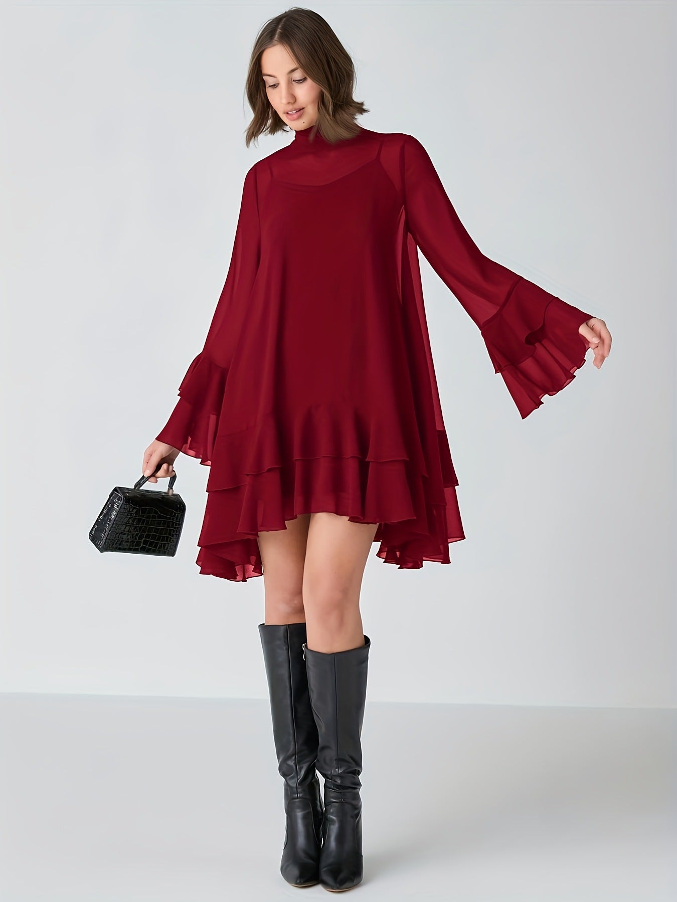 Vestido de gasa con cuello medio alto y mangas acampanadas