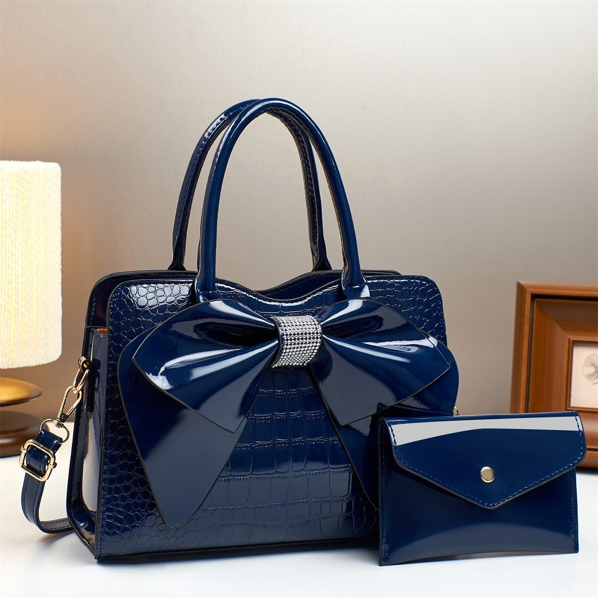 Bolso cubo con lazo y estampado de cocodrilo de charol brillante para llevar cruzado