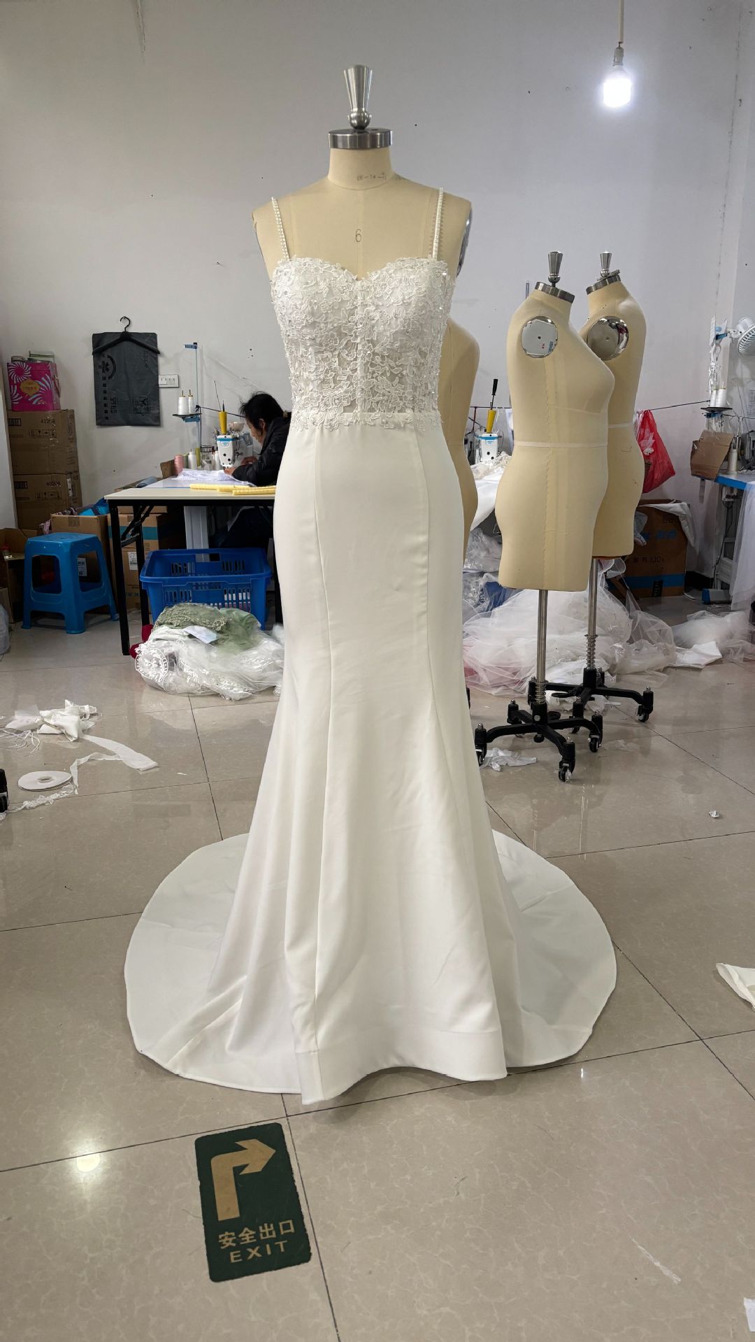 Vestido de novia palabra de honor blanco sencillo con cola de sirena y caída recta