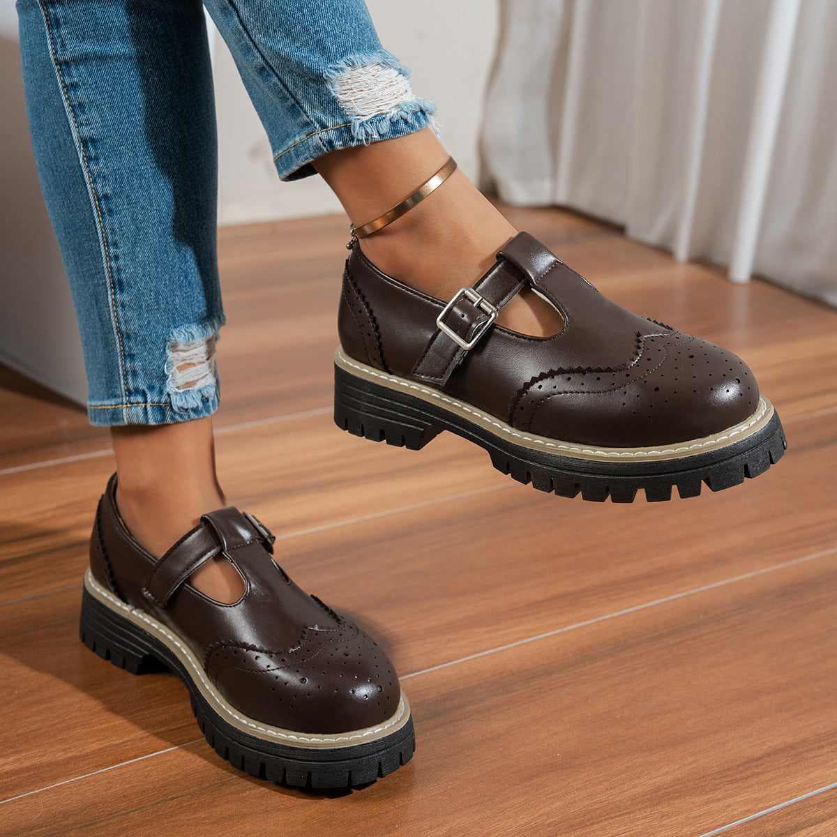 Zapatos de tacón con hebilla y calados, estilo retro británico