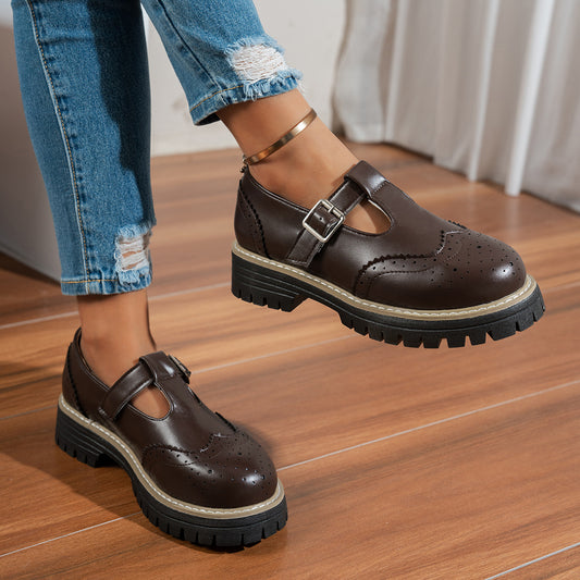 Zapatos de tacón con hebilla y calados, estilo retro británico