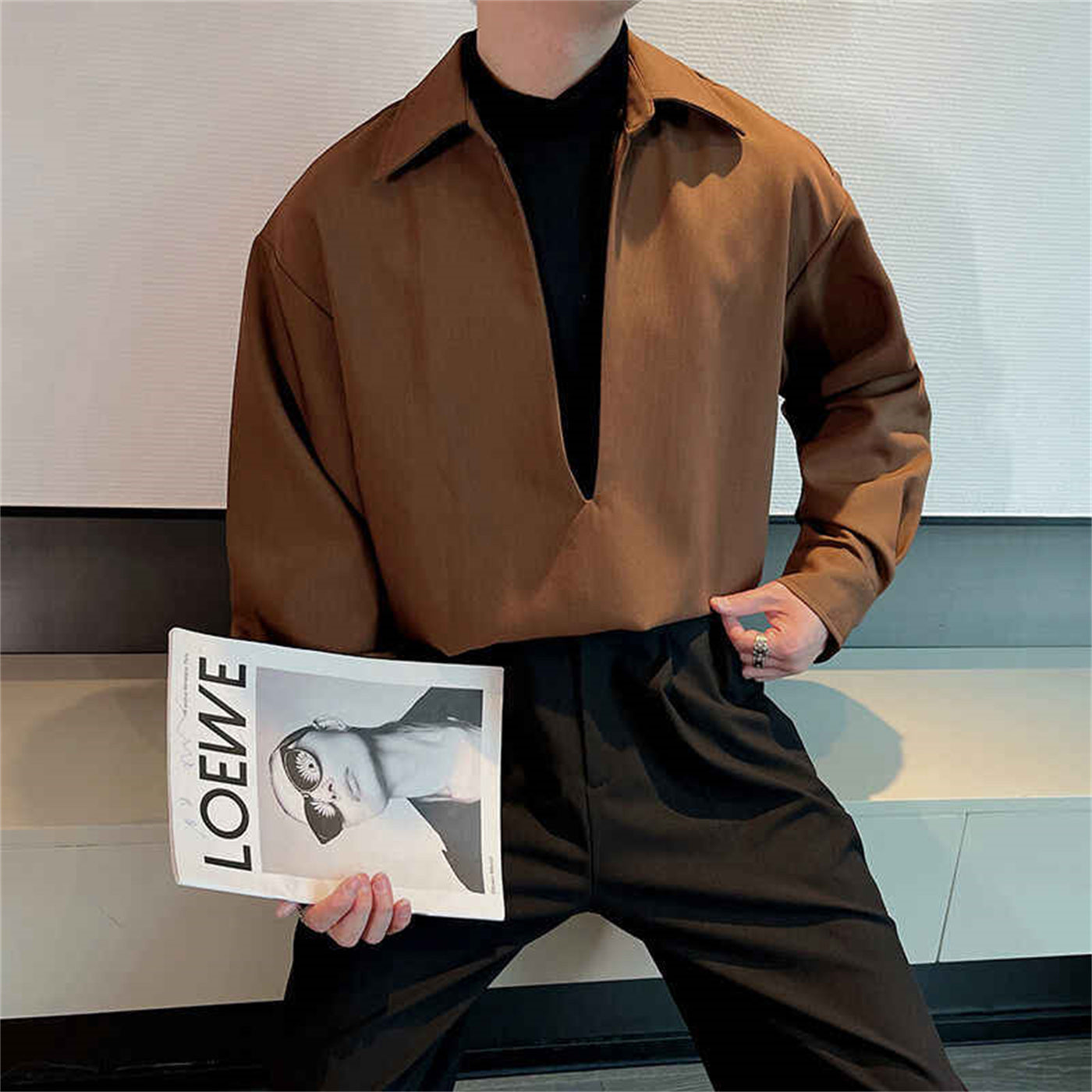 Hombre Guapo con Camisa de Manga Larga y Escote Pronunciado