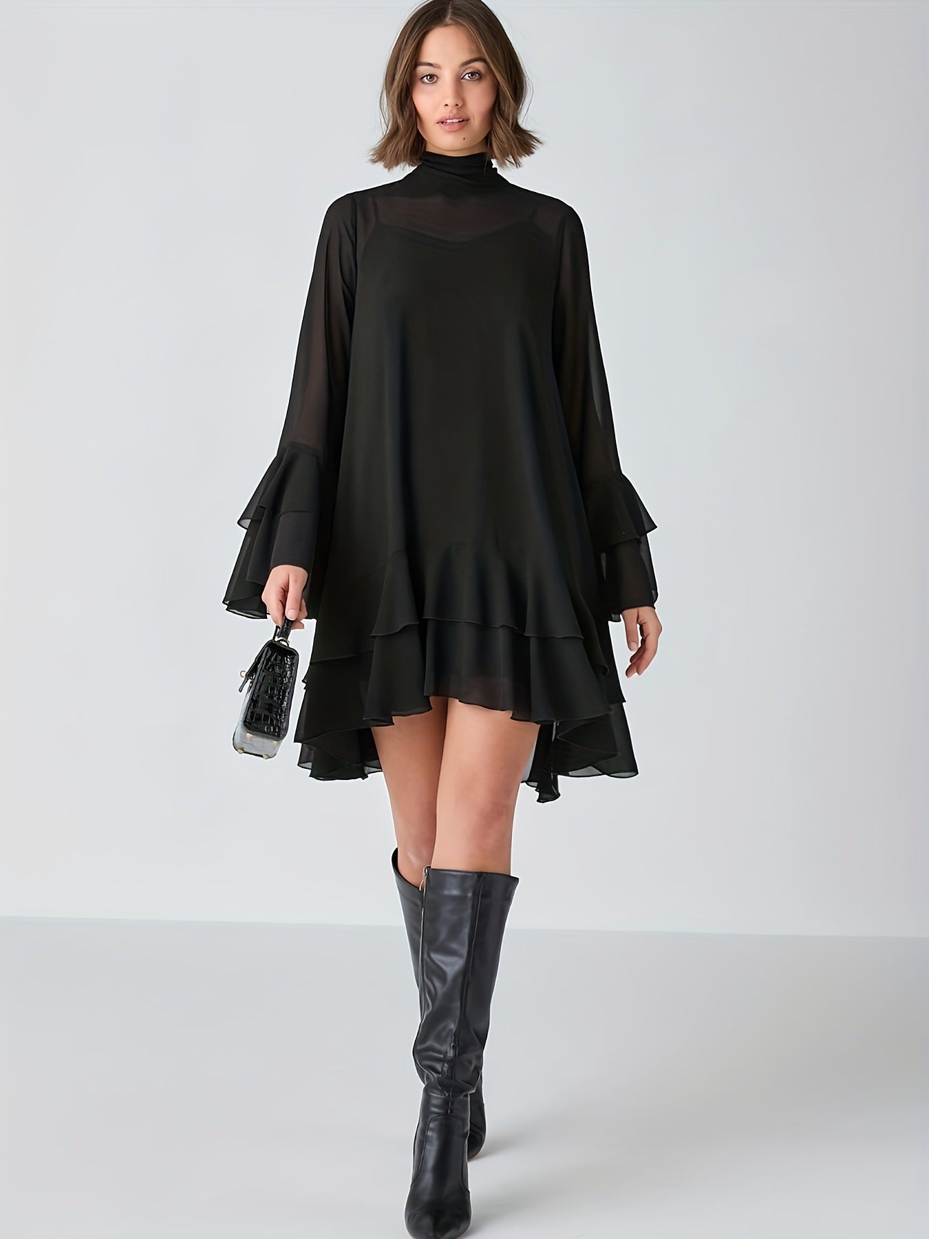 Vestido de gasa con cuello medio alto y mangas acampanadas