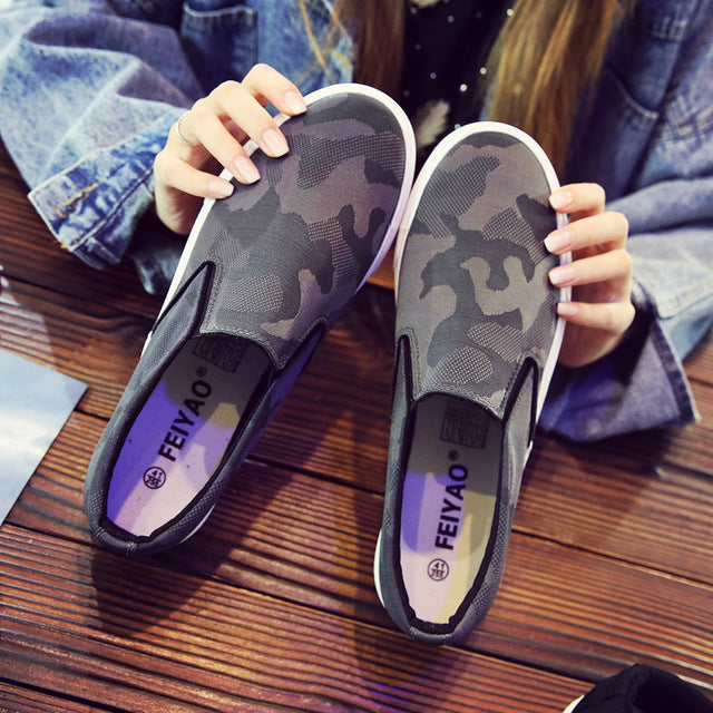 Camuflaje de hombre con zapatillas de lona
