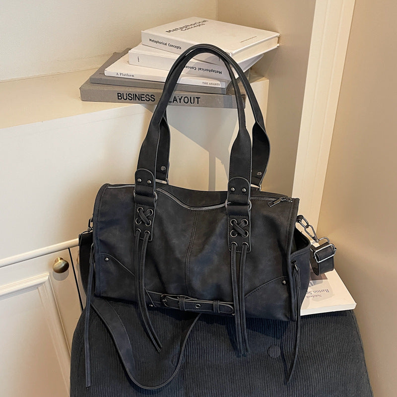 Bolso retro de mujer de mano y un solo hombro