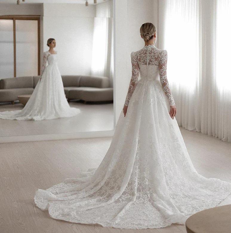 Vestido de novia de manga larga bordado con cola