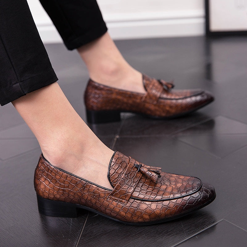 Zapatos de hombre elegantes de cuero transpirable con puntera puntiaguda y borlas