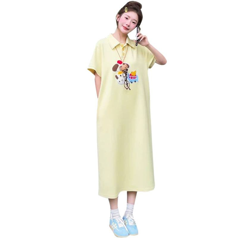 Elegante vestido de perrita con cuello alto bordado y solapa chic
