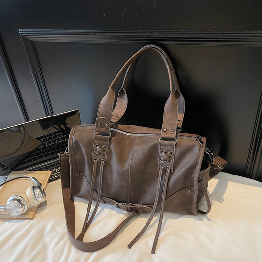 Bolso retro de mujer de mano y un solo hombro