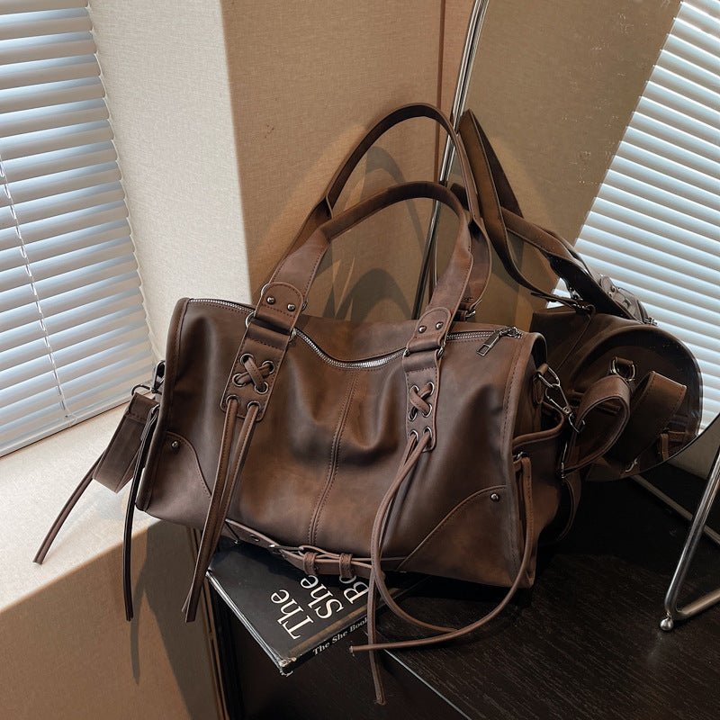 Bolso retro de mujer de mano y un solo hombro